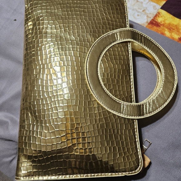 Fashion On Handbags - Gold Crocodile-Embossed Women's Clutch